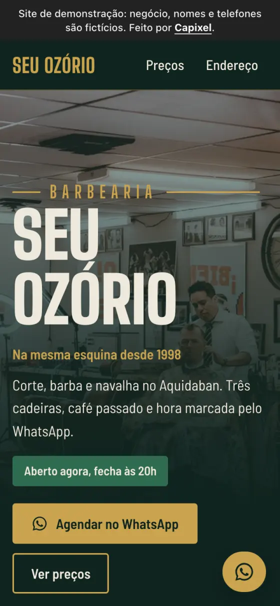 Modelo de site de barbearia aberto num celular